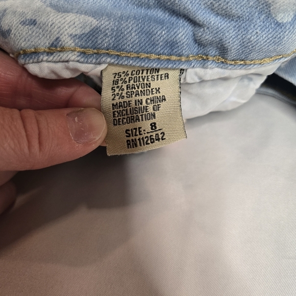 🌸 Floral Light Wash Distressed Denim Shorts - Girls Size 8 NWOT 🌸 - Picture 5 of 7